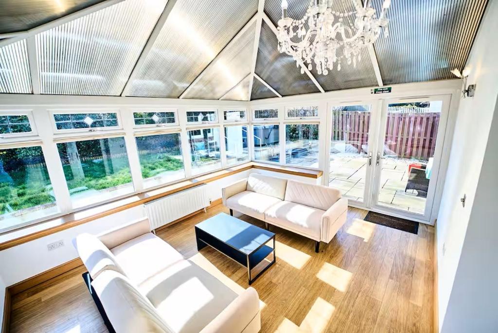 CockenzieにあるModern 4-Bed Home, Tranentのリビングルーム(白い家具、シャンデリア付)