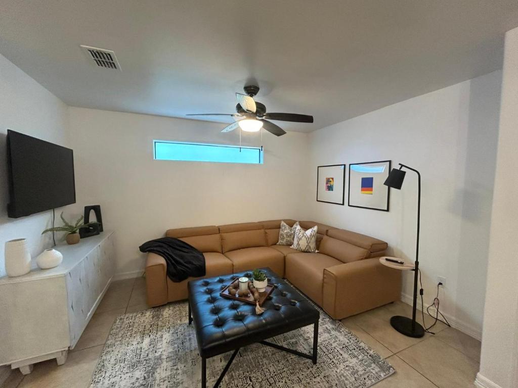 Una sala de estar con un sofá y un ventilador de techo. en Fully Furnished 2 bedroom, en Brownsville