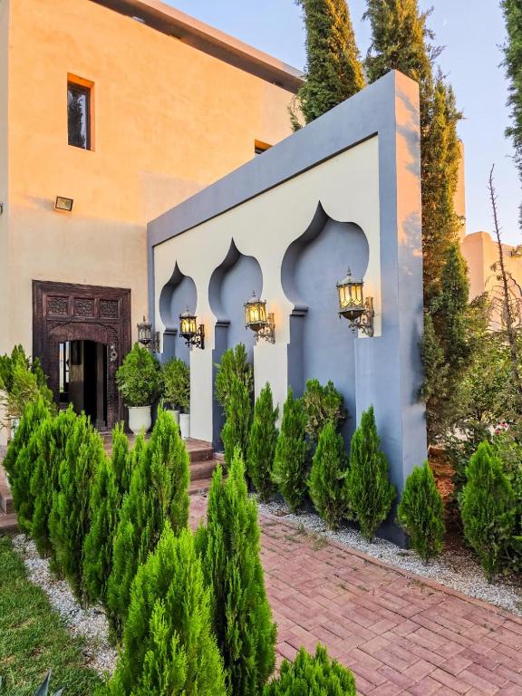 Um edifício com um monte de árvores à frente. em Dar Muskana 