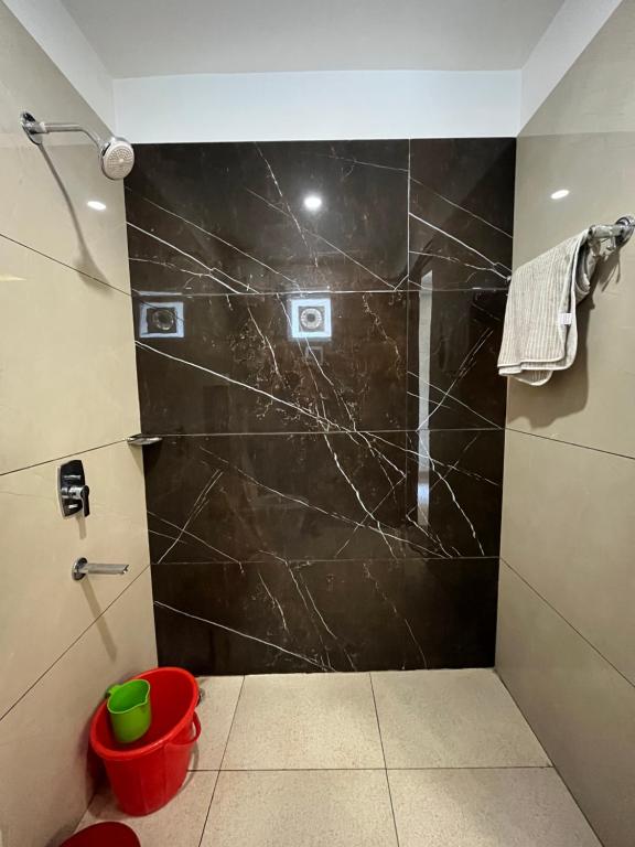 Ένα μπάνιο στο 2bhk luxury White lotus apartment by madanan