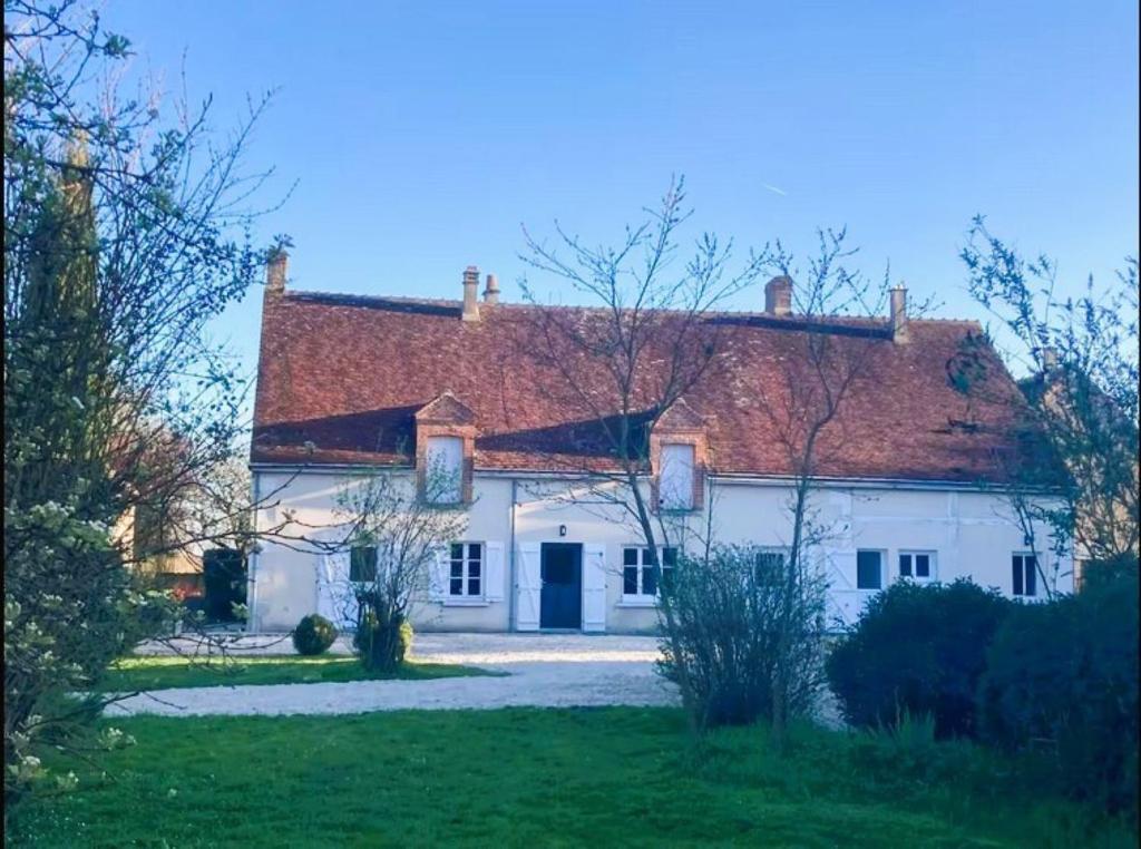 a large white house with a red roof at Domaine des Tauperons-8 pers-proche Beauval-wifi in Le Grand-Chambonais