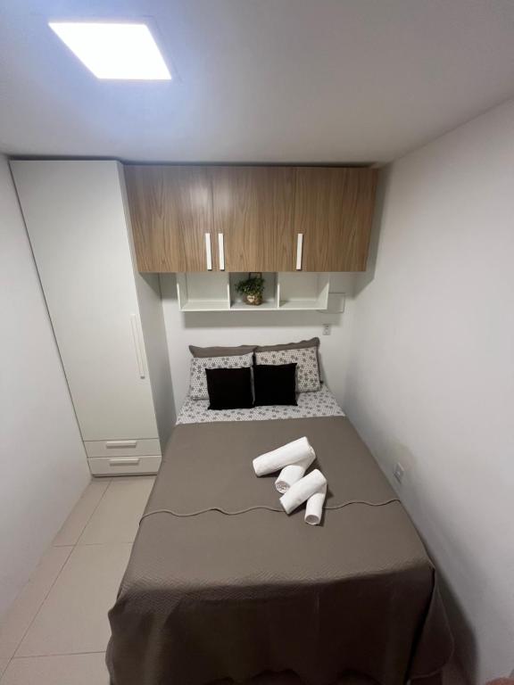 a small room with a bed with two towels on it at Suíte villa in Cayru
