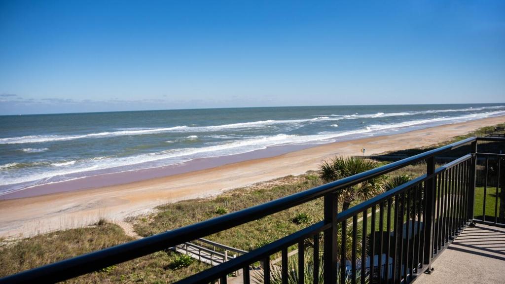 een balkon met uitzicht op het strand bij Beachfront Luxury with Spectacular Ocean Views! in Ormond Beach