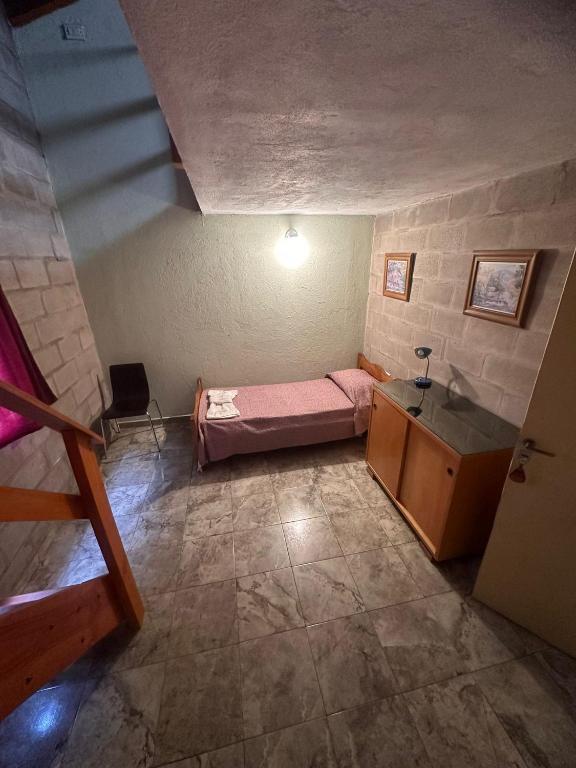 Zimmer mit einem Bett und einem Waschbecken. in der Unterkunft Rincon Serrano in Carpintería