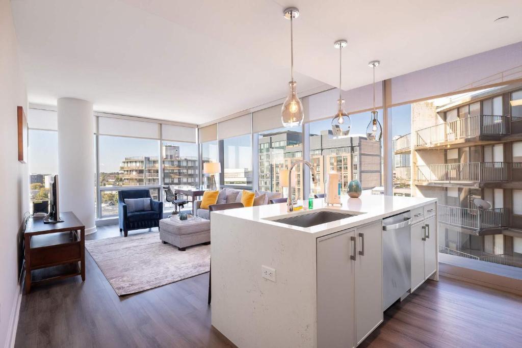 Køkken eller tekøkken på Chic Stamford Apartment - Walk to Train & Entertainment