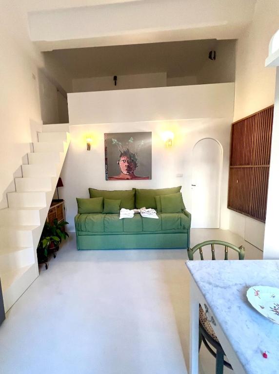 Alice's new studio apartment in the center of Chiaia
