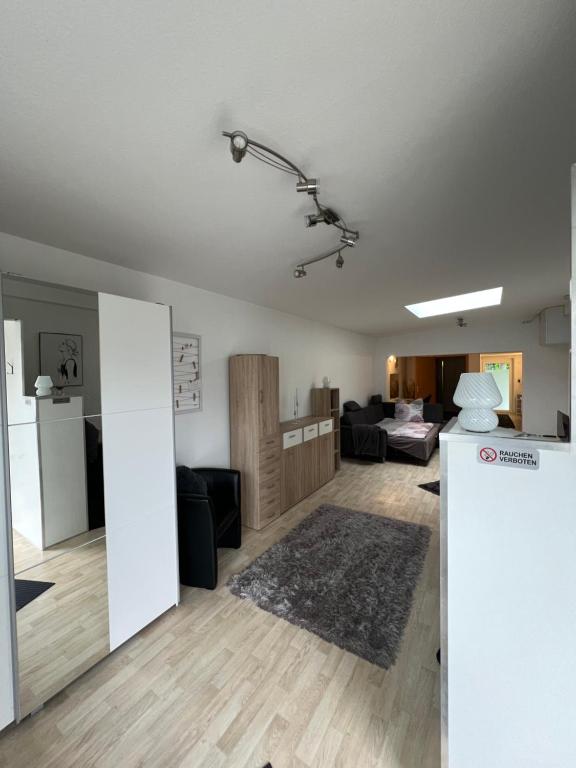an empty living room with a kitchen and a living room at Gemütliches, barrierefreies Apartment in Dortmund-Brackel, Ruhige Lage, nur 5 Minuten zum Flughafen Dortmund in Dortmund