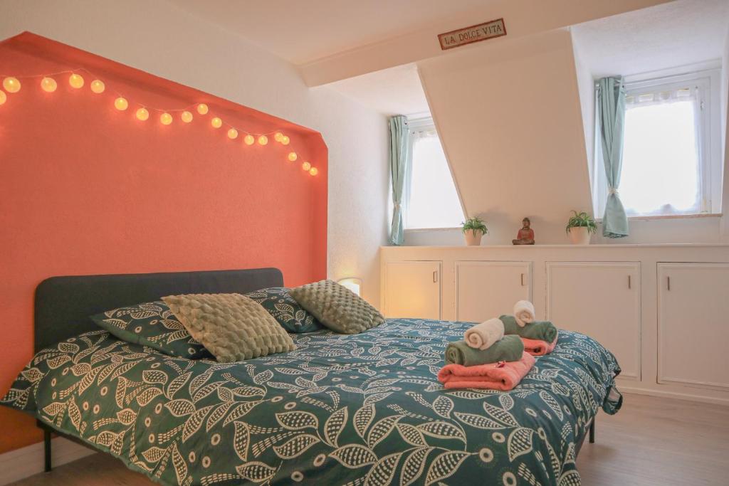 a bedroom with two stuffed animals on a bed at Charme et confort au coeur de Mulhouse - Dolce Vita in Mulhouse
