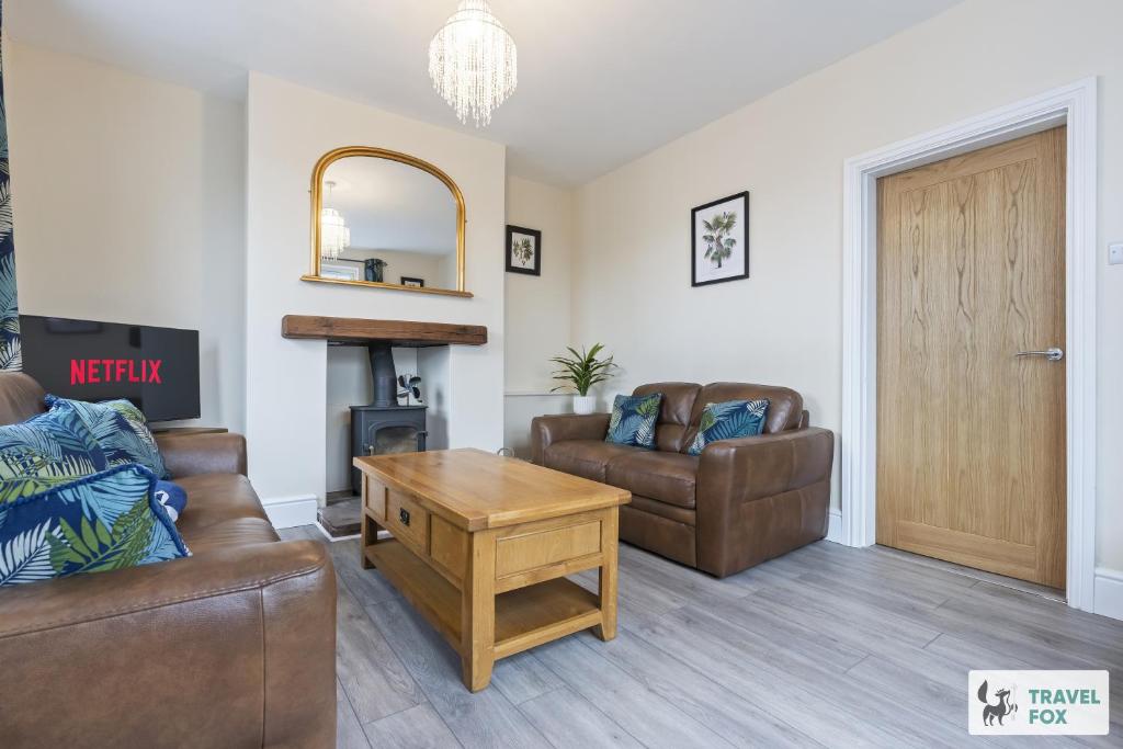 una sala de estar con un sofá y una mesa en Pear Tree Cottage Pool Table 15mins drive to Alton Towers, en Denstone