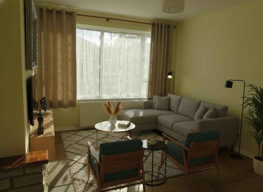 una sala de estar con un sofá y una mesa en Bungalow - Contractors Welcome, en Farnborough
