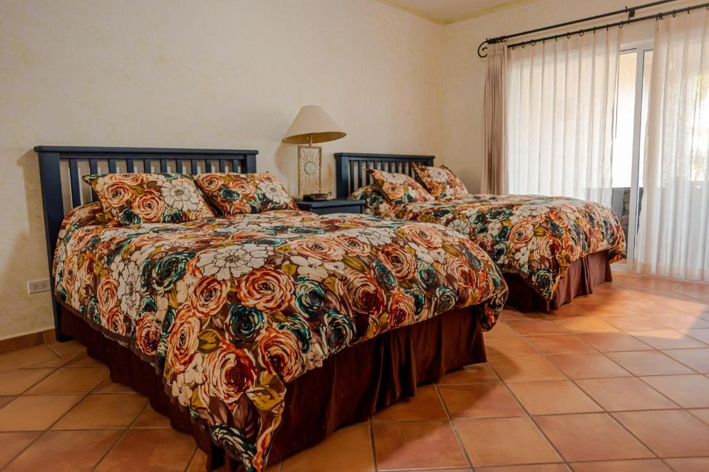 a bedroom with two beds and a lamp at Las Mañanitas LM C208 in San José del Cabo