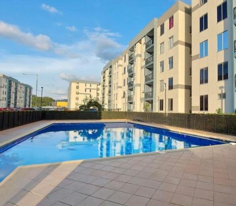 a large swimming pool in front of a building at Apartamento acogedor en Santa Marta in Santa Marta