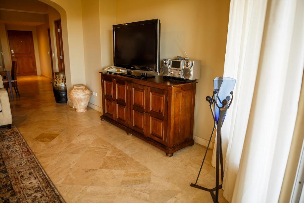 ein Wohnzimmer mit einem Flachbild-TV auf einer Kommode in der Unterkunft Las Mañanitas LM F4205 in San José del Cabo