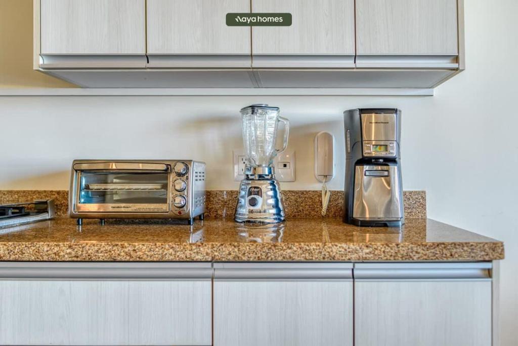 Kuchyň nebo kuchyňský kout v ubytování Luxurious 3BR Condo Right Next to the Beach - King