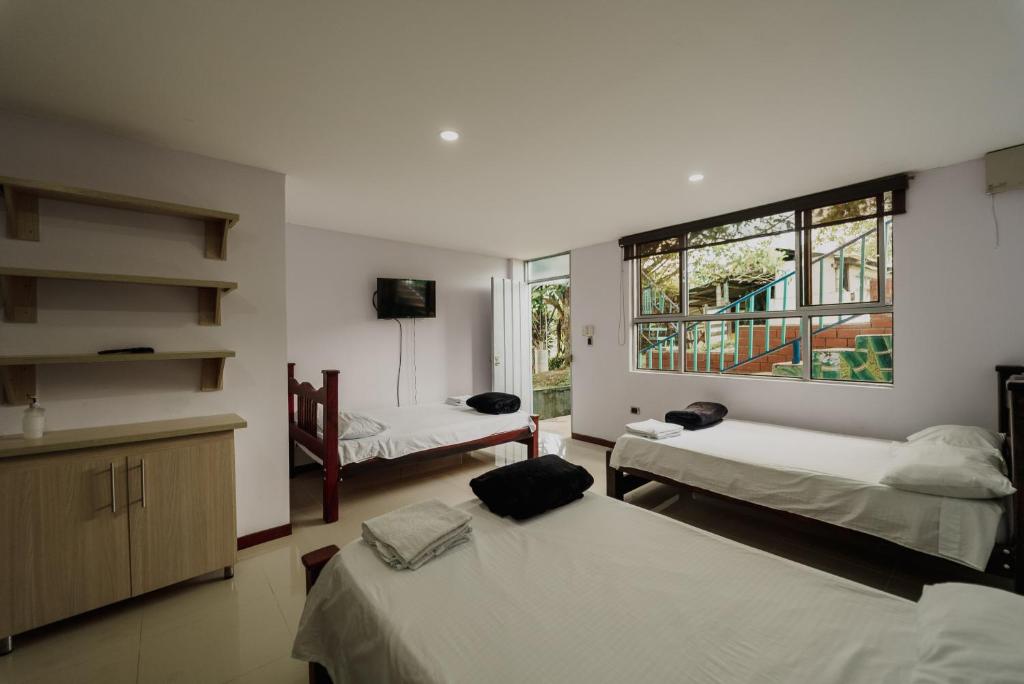 カラルカにあるFinca Hotel La Cabañitaのベッドが2つと窓のある部屋