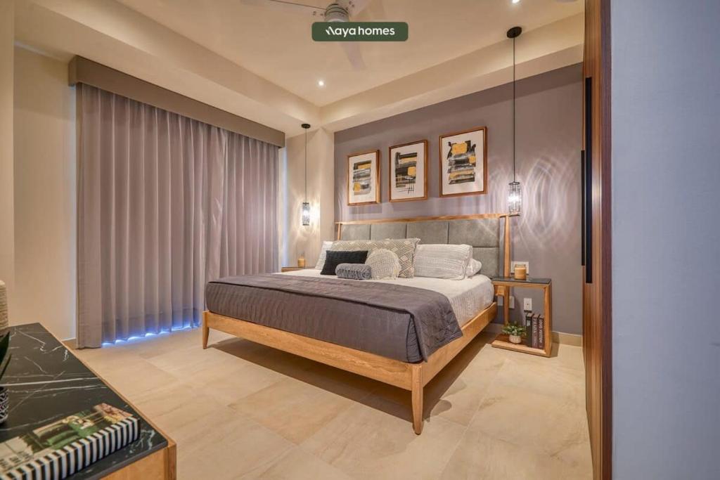 een slaapkamer met een groot bed in een kamer bij Luxury 2BR Condo in Nuevo Vallarta - Rooftop Pool in Nuevo Vallarta 