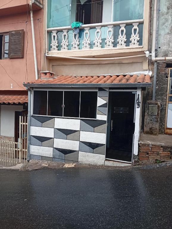 a building with a black and white checkered facade at Casa aconchegante in Ouro Preto