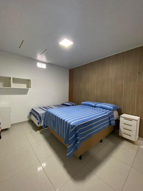 En eller flere senge i et værelse på Functional and well-located COP30 apartment