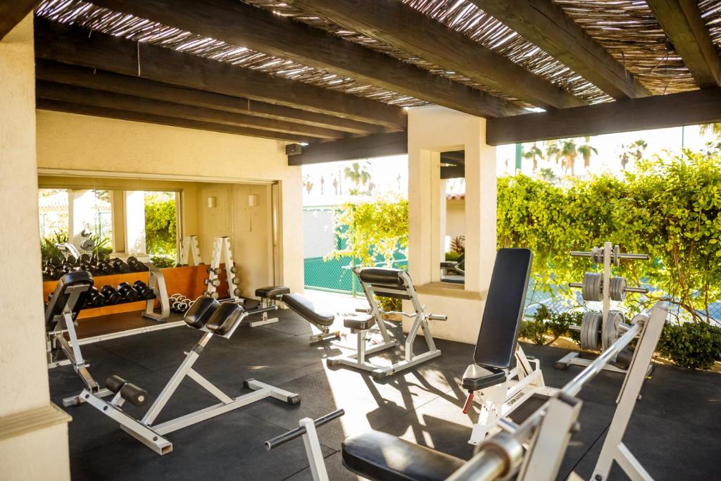 ein Fitnessstudio mit mehreren Laufbändern und Ergometern in der Unterkunft Las Mañanitas LM E3402 in San José del Cabo