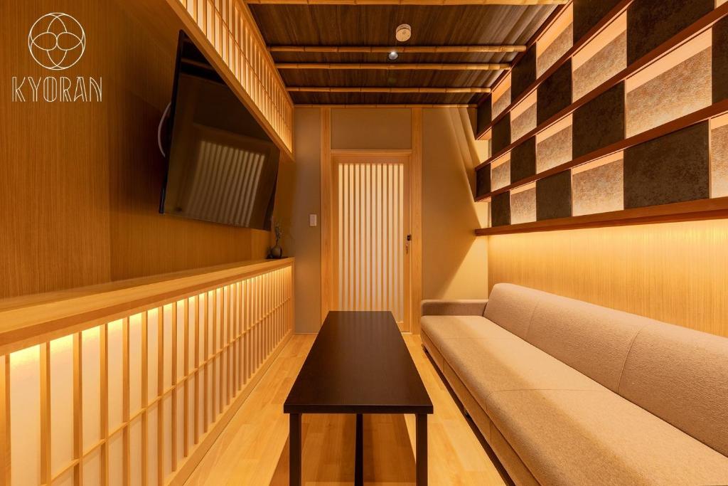 a small room with a couch and a table at Kyoran [Kiun Residence] - Vacation STAY 69000v in Kyōto