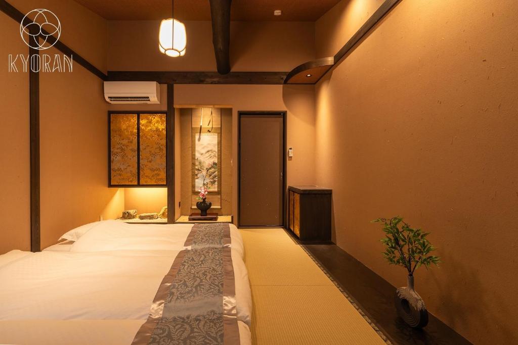 ein Schlafzimmer mit großem Bett und Fenster in der Unterkunft Kyoran [Yugosuma Residence] - Vacation STAY 69017v in Kyōto