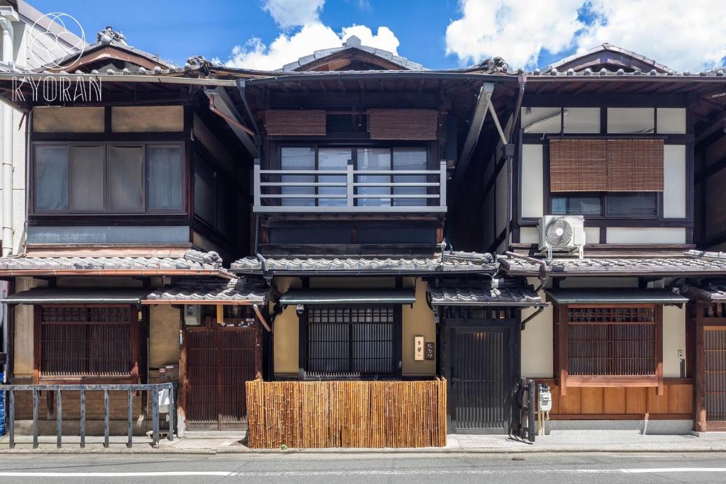 Το κτήριο όπου στεγάζεται  η παραθεριστική κατοικία