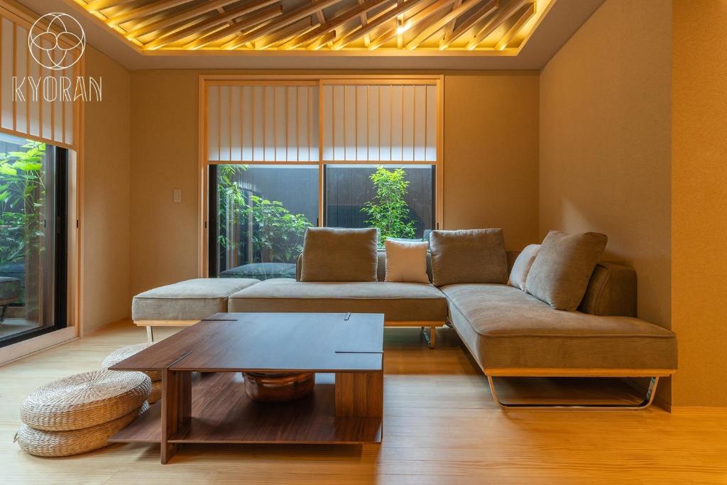 un salon avec un canapé et une table dans l'établissement Kyoran [Gensui Residence] - Vacation STAY 69054v, à Kyōto