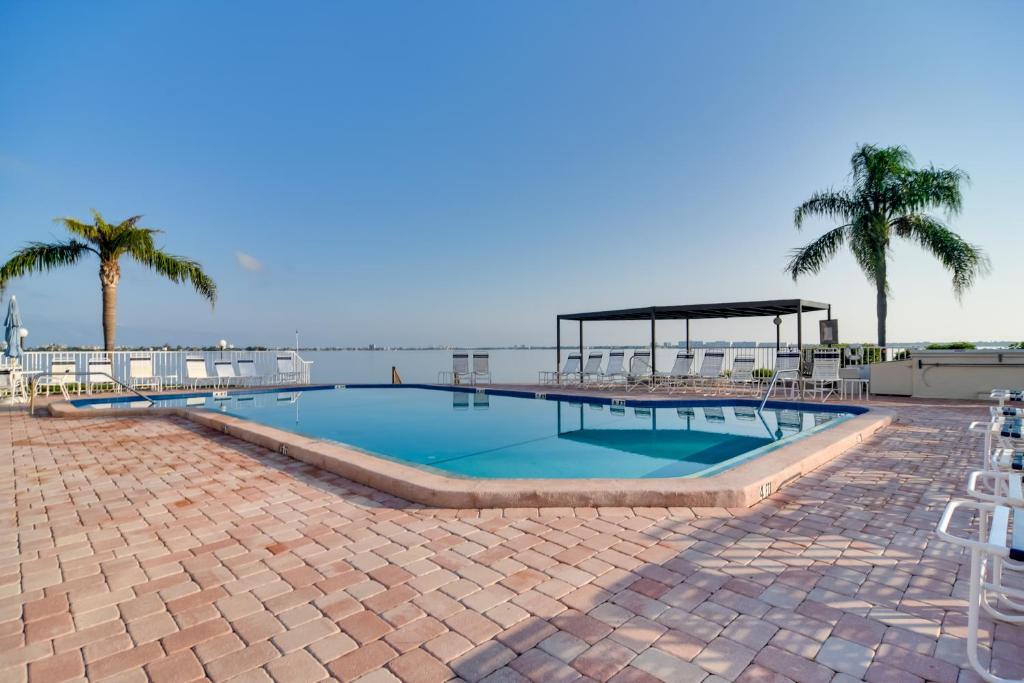 セント・ピーターズバーグにあるIsla Del Sol Condo about 2 Miles to St Pete Beach!のヤシの木が茂るビーチのそばのスイミングプール