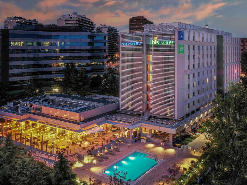 マドリードにあるIbis Styles Madrid City Las Ventasのプール付きホテルの航空写真