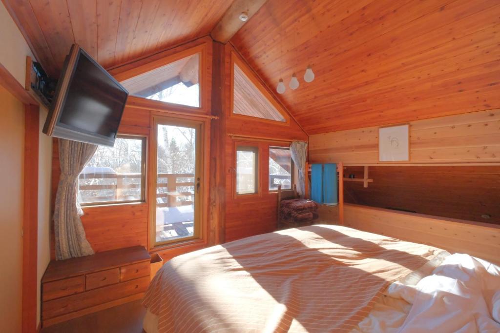 une chambre avec un lit et une télévision à écran plat dans l'établissement Nagano - Cottage - Vacation STAY 75905v, à Chūsha