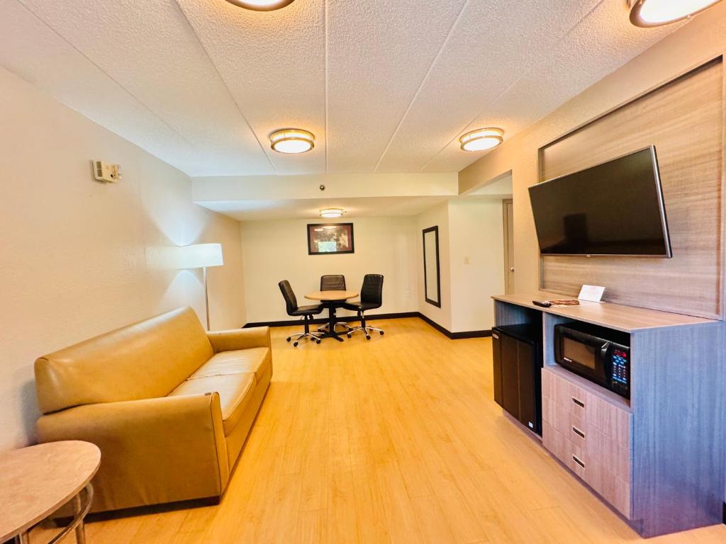 Red Roof Inn Milford - New Haven - Suite Met Kingsize Bed, Rookvrij