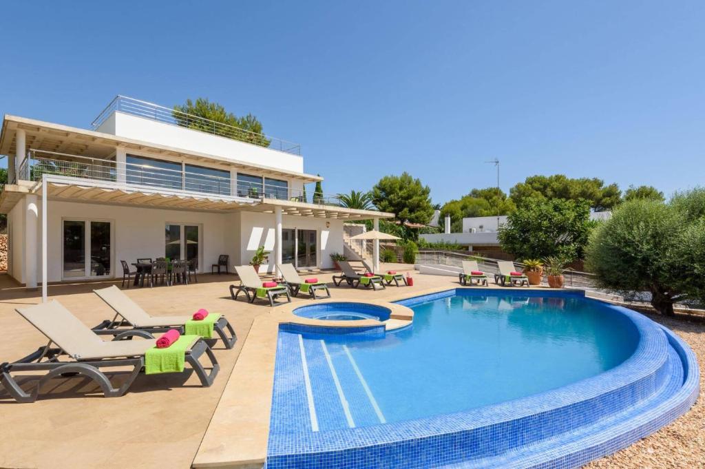 蓬塔普里马Villa Primasol by Villa Plus的一栋房子前面有游泳池的别墅