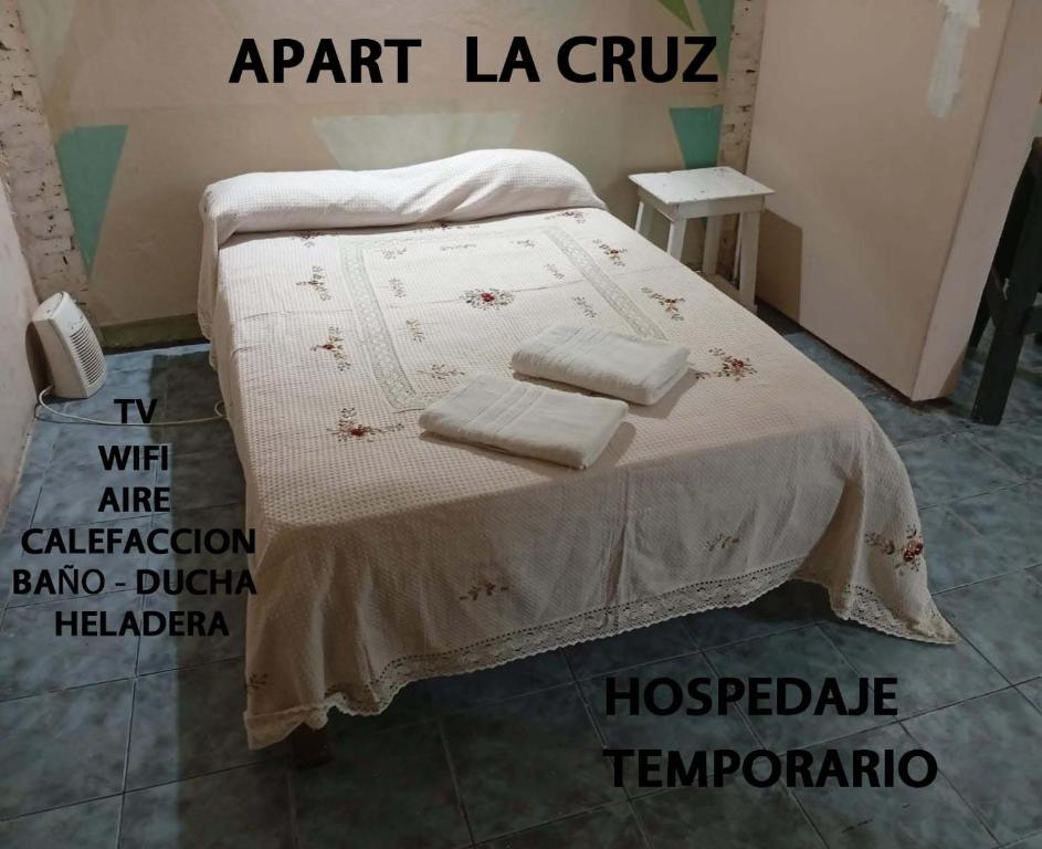 ein Bett in einem Zimmer mit zwei Handtüchern darauf in der Unterkunft la Cruz 2 in Formosa