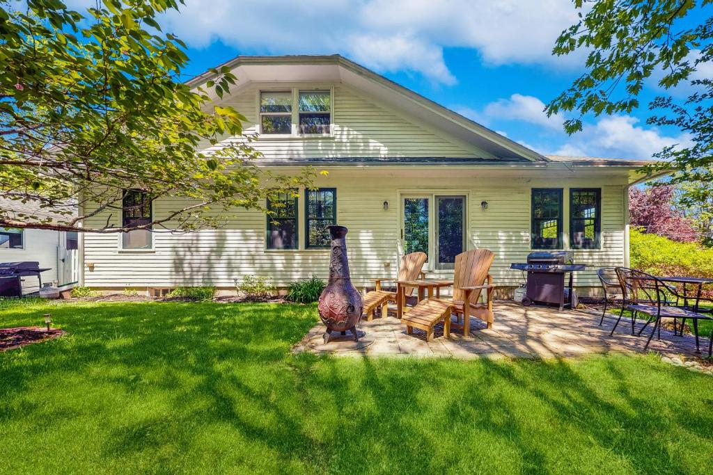 una casa con tavolo e sedie nel cortile di Riverbank Manor a Moody