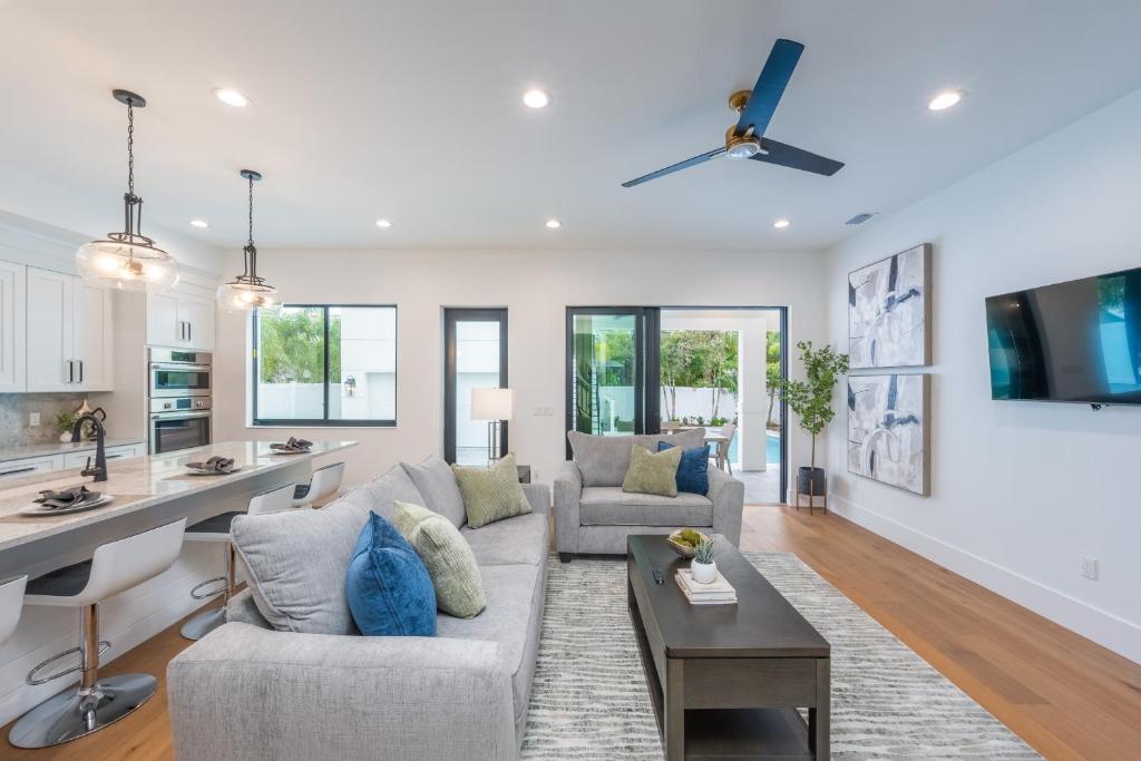 Et tv og/eller underholdning på 2440 Arlington Park Luxury House