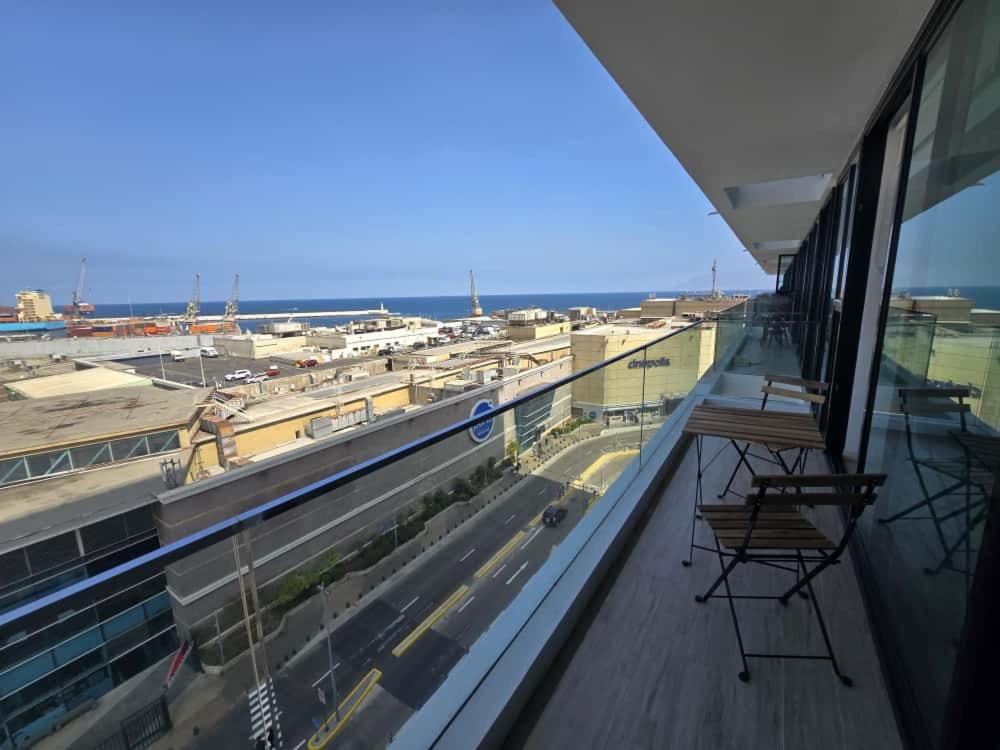 einen Balkon mit Blick auf einen Flughafen in der Unterkunft HOM I Ideal Depto 2D2B Frente al Mall Antofagasta in Antofagasta