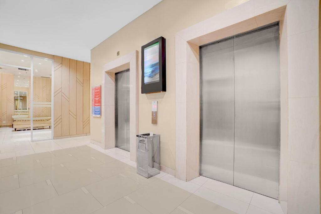 a hallway with a sliding door in a building at OYO 94838 Dahoma Tower in Tjikuda Tiga