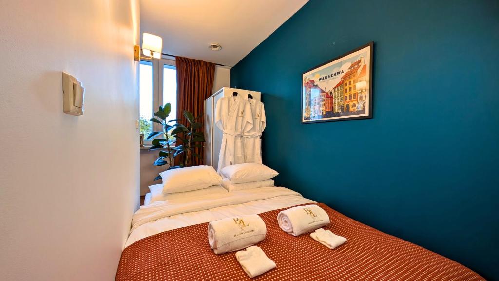 ein Schlafzimmer mit einem Bett mit zwei Kissen darauf in der Unterkunft Bella Luna Luxury Suites - Warm & Modern Apt Near Old Town & Museums in Warschau