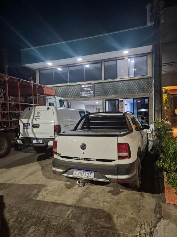 un camión blanco estacionado frente a un garaje en Pousada ji Paraná, en Ji-Paraná