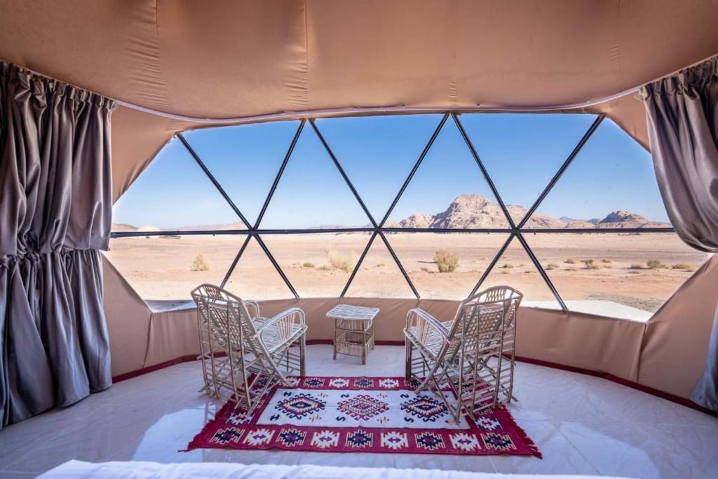 Una habitación con vista al desierto desde una tienda de campaña. en Rum Travel with Mohammad, en Wadi Rum