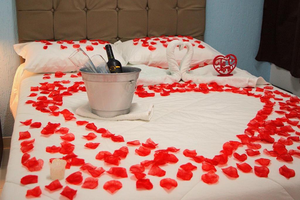 a bed with a heart made out of red roses at Apartamento dalias em Holambra in Holambra