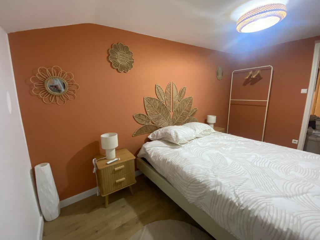 une chambre avec un lit et un mur dans l'établissement Appartement chaleureux au cœur de la Bresse, 
