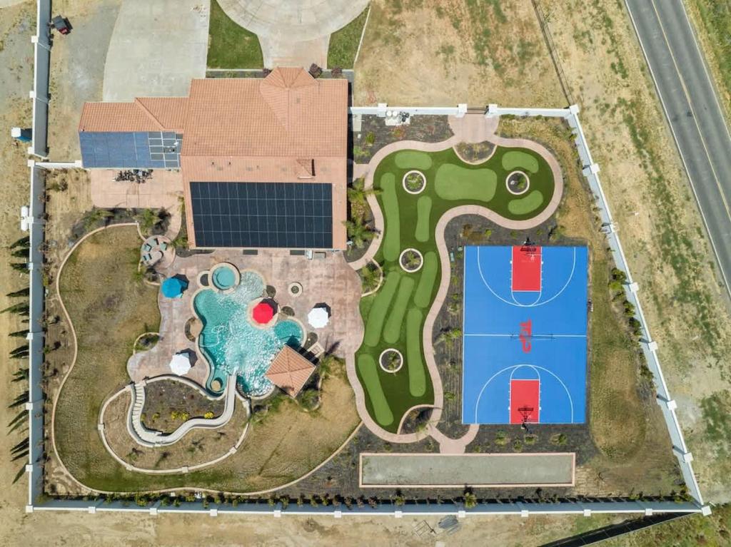 4BR LUXURY ENTERTAINMENT OASIS - Housity