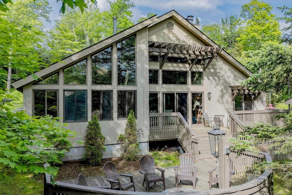 Κήπος έξω από το 7-BR Chalet near Mount Snow