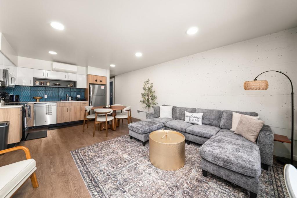 a living room with a couch and a kitchen at DT 2br 2bath Apartment in Spokane