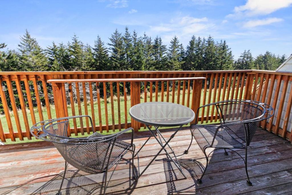 Rõdu või terrass majutusasutuses Leatherbark 203B 2BR 2BA Renovated Spacious Fireplace Close to Village