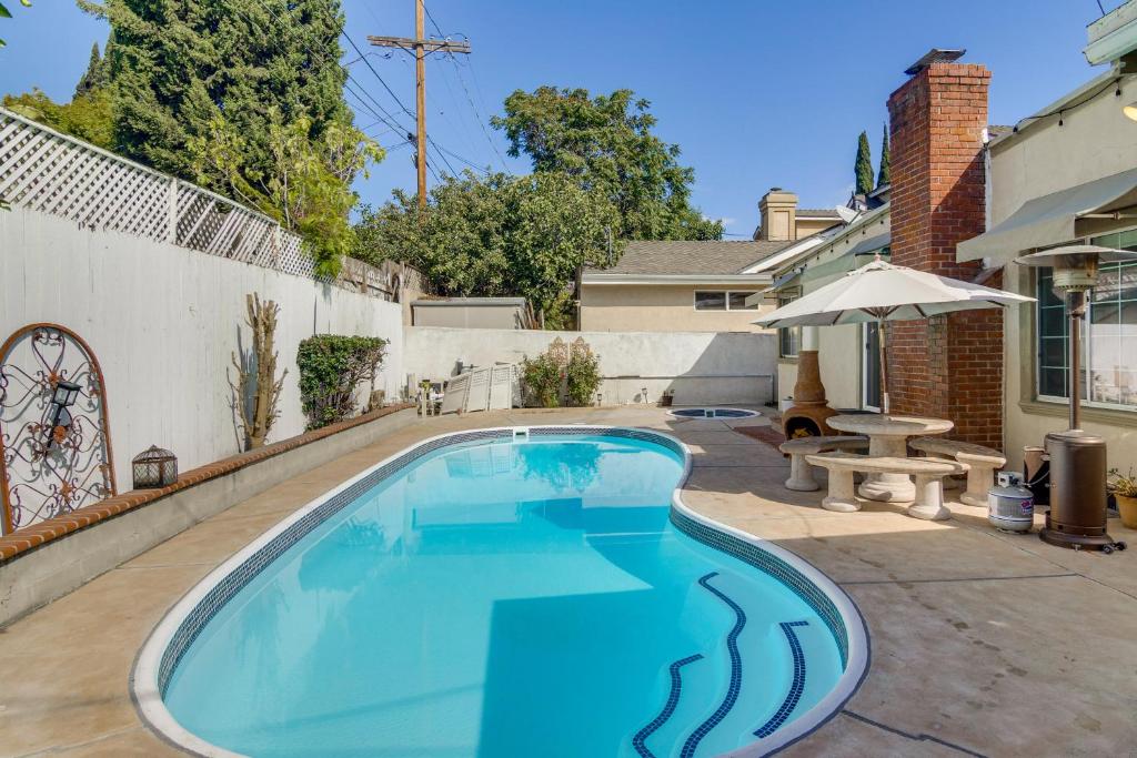 una piscina en el patio trasero de una casa en Less Than 1 Mi to Universal Studios LA Area Getaway, en Los Ángeles