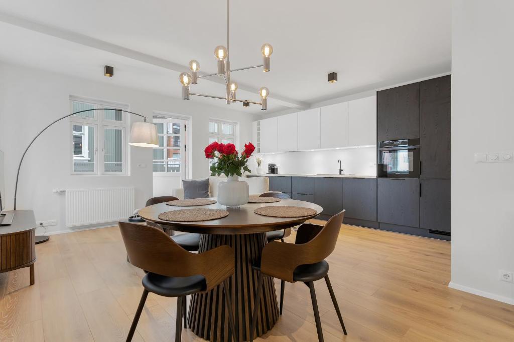 雷克雅未克Downtown Apartment with Parking的厨房兼餐厅，配有桌椅