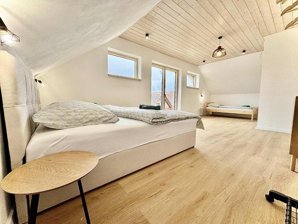 IžipovceにあるChalet Horizontの大きなベッドと大きな窓のある寝室