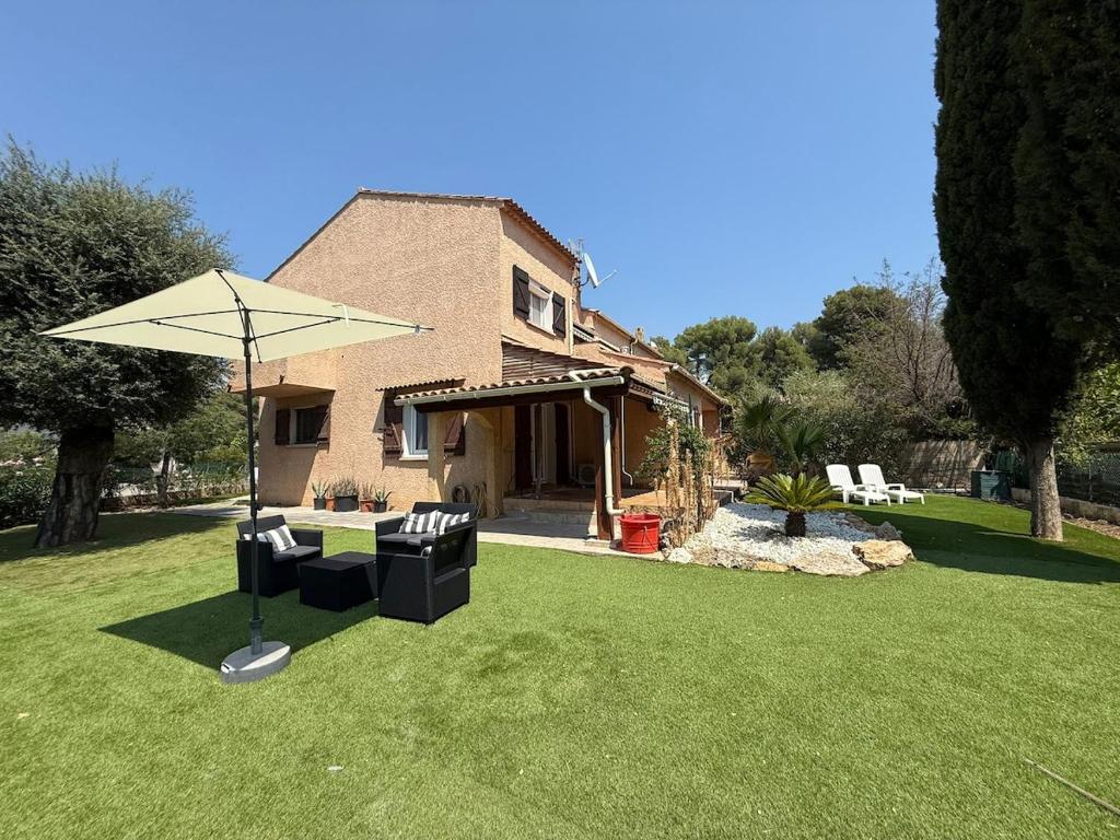 Κήπος έξω από το Family Apartment by the Sea with Garden